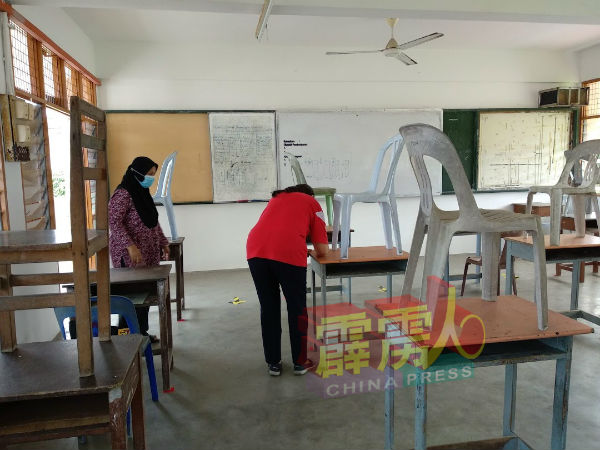 华联华中教师们忙碌安排课室桌椅的编排工作，为复课前做好准备。