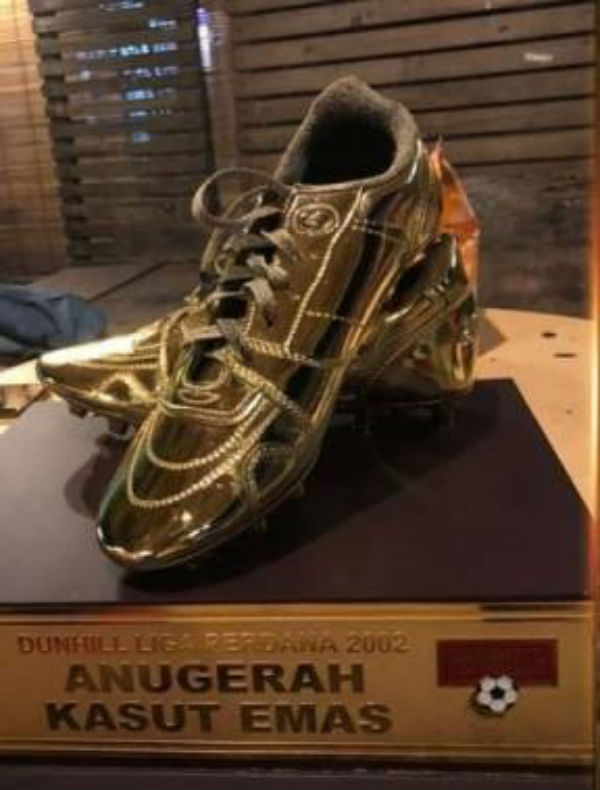 前国脚卡立占鲁斯在网上拍卖的金靴奖。
