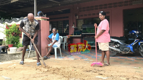 虽然雨水已退，但灾民住家里外皆布满黄泥，需时时以铲子及扫把清理。