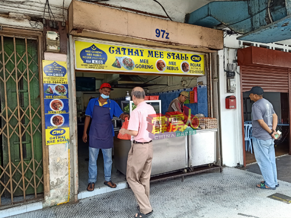 Cathy Mee Stall门庭若市，下定单的顾客大多数都要等上半小时至45分钟才能到手，一些等不及的食客改买一样好吃的罗惹麵和马来滷麵。