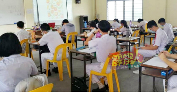 在7月15日中学全面復课中，政府放宽课室学生限制人数，不再限制20人。（档案照）
