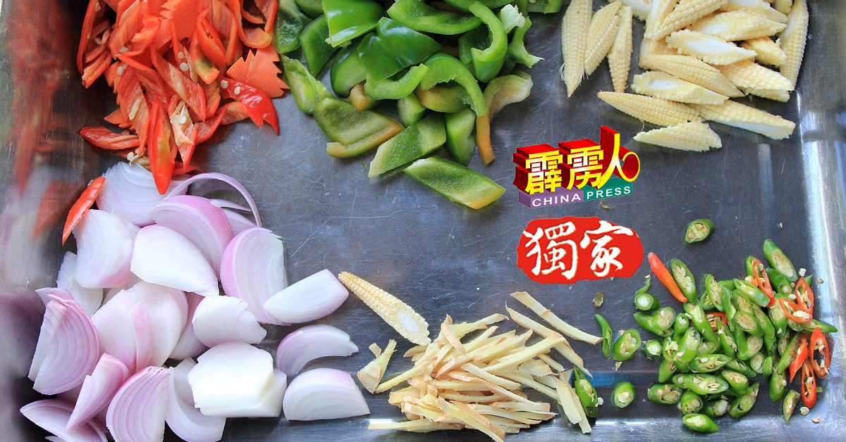 虾酱蒸猪肉的配料，包括姜、红辣椒、指天椒、大青椒、大洋葱、玉蜀黍心、组萝卜。