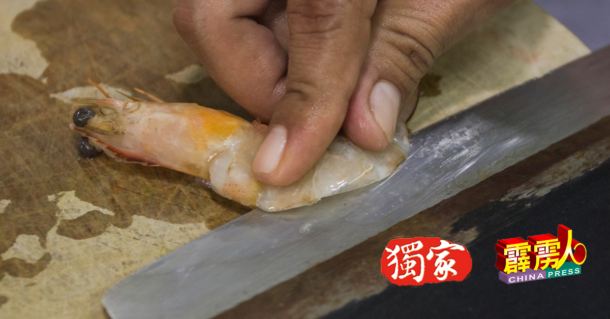 在虾身上端下刀，取出排泄物洗淨。