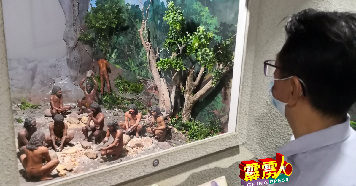 玲珑谷考古收藏馆内，有模型记载着早期的人类，在玲珑谷一带如何生活。