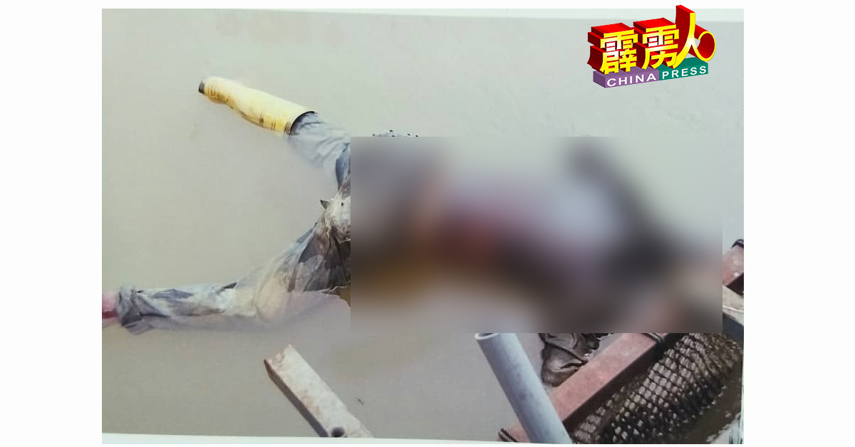 这具尸体是于6月28日，在江沙范围的甘榜曼达霹雳河一个渔排发现，已经肿胀腐烂，及布满尸蛆的浮尸。（警方提供）