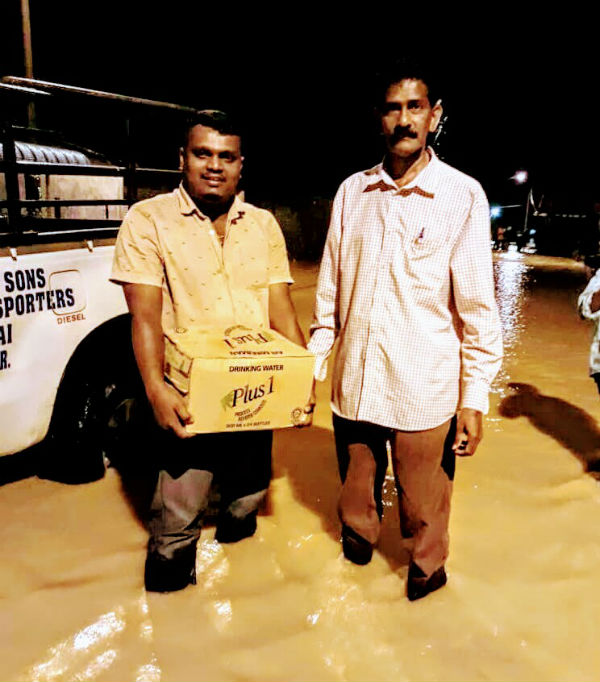 苏古马然（右起）与拉威巡视灾区时，也为灾民送来一箱饮用水。