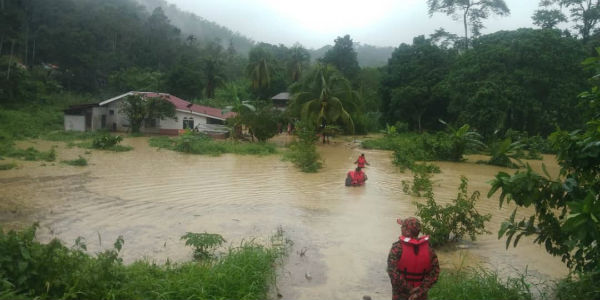 霹雳高乌3个区发生突发水灾，水位高达3尺。