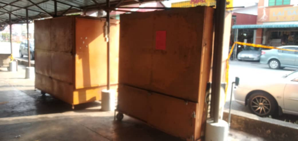小贩为方便起见，在摊档安装储藏货物箱柜，结果被市议会下令须移走。