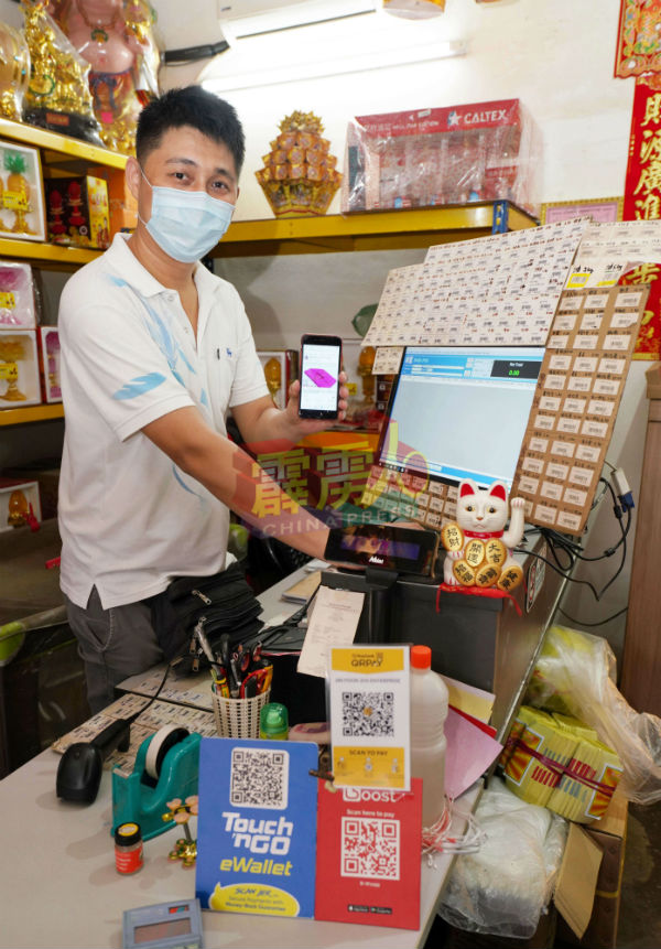 李俊杰在行动管制期间，也把商品放上网络购物平台出售。