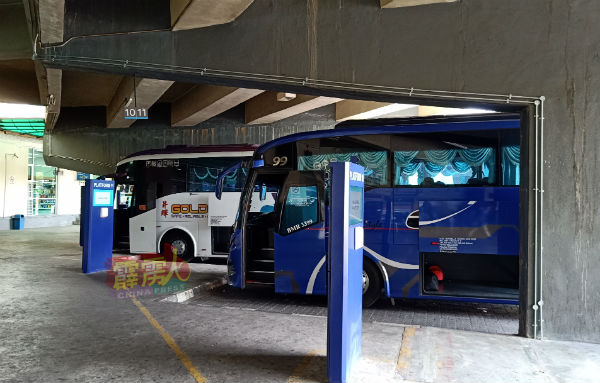 美鲁拉也巴士总站已恢复南上北下的川行路线，吸引搭客搭巴士跨州。