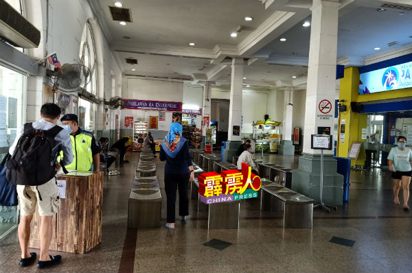 自可以跨州以来，怡保火车站怡保前往吉隆坡的班次，在周五至周日期间最为抢手，火车座位超过一半坐满人。