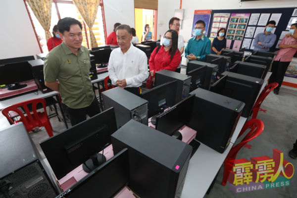 杨祖强（左）在益智华小董事长张年安（左2）等人陪同下视察该校电脑室。