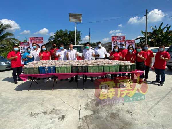倪可敏（左7）与安顺火箭服务团队准备了500盒爱心饭盒，派发予安顺芭尾新村居民。