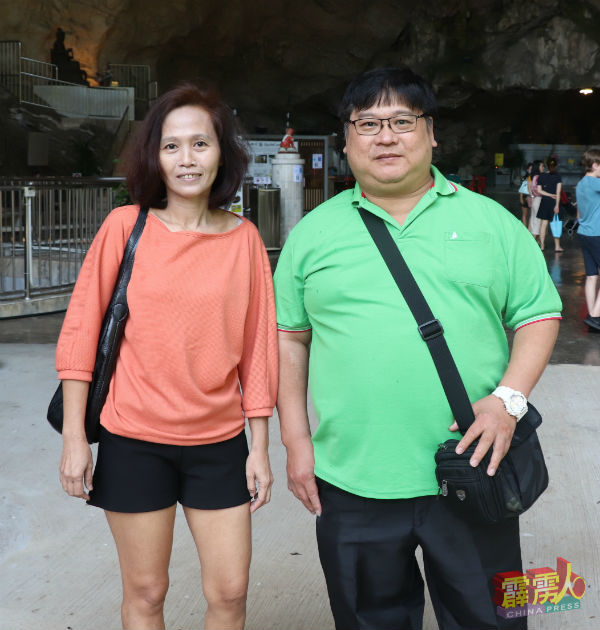 林志成（右）及黄雅丽，带着愉快的心情来到怡保游玩。