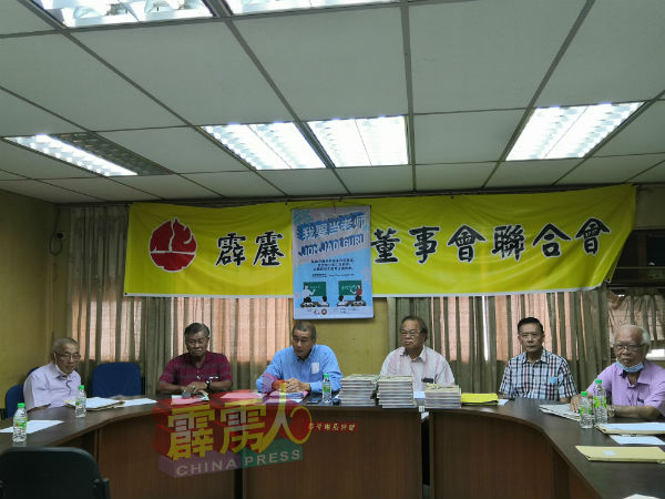 李官仁（左3）在温立达（左起）、胡森源、郑东旺、林立发及莫顺生的陪同下，在记者会发言。
