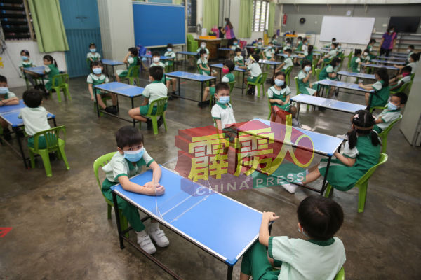怡保中山幼儿园依据标准作业程序重开，同时每张桌子中间都置放一片隔板。