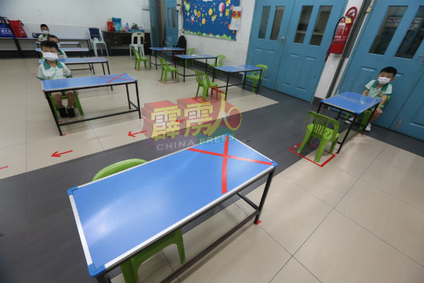 一些班级学生人数较少，因此每张桌子并不置放隔板，但只允许一人坐。