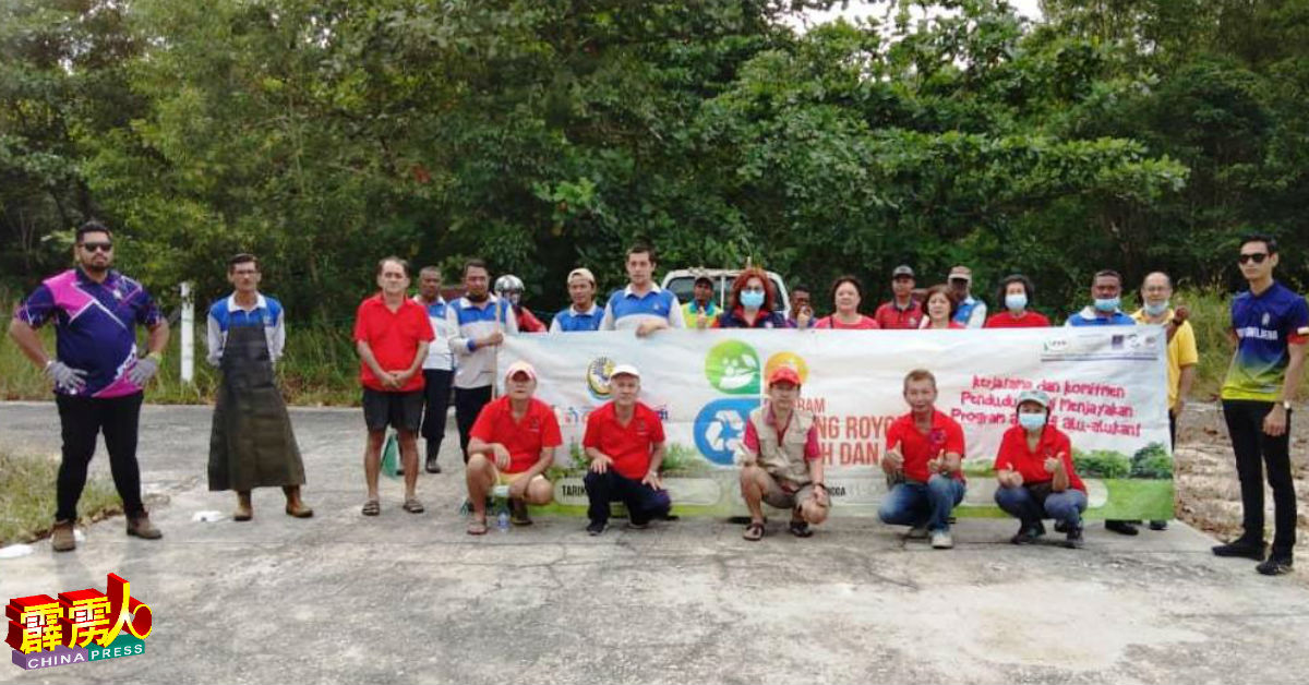 邦咯岛“行为改变沟通计划队（又名社区灭蚊队，COMBI）”配合曼绒市议会，活跃于岛上的清洁运动。