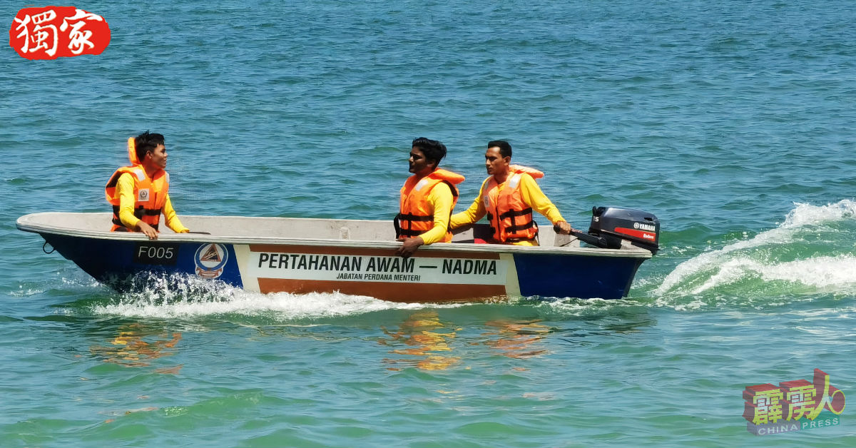 救生员乘坐快艇出海巡视是日常工作。