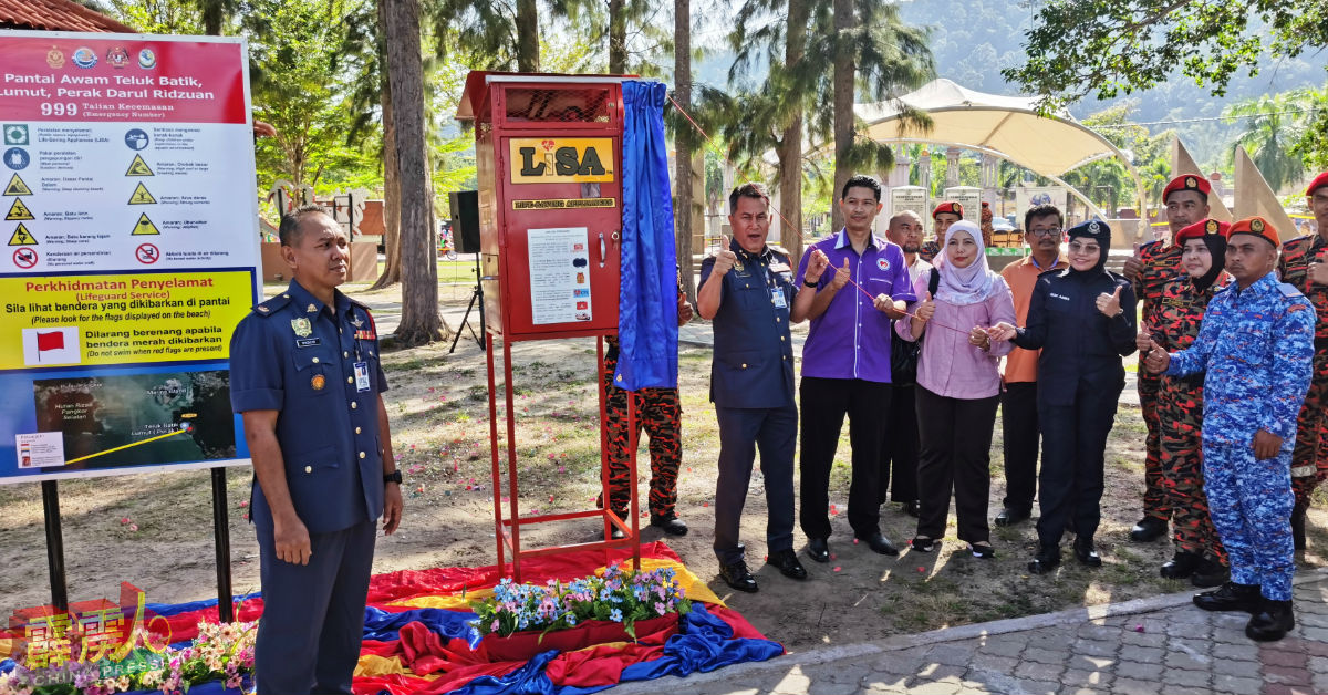 阿兹米（左2）为霹州首个“救生用具（LiSA）”及水上安危防范告示站板主持开幕仪式。