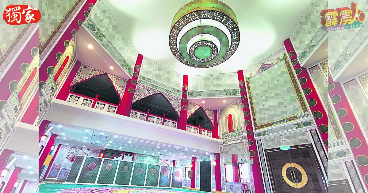 邦咯慈善清真寺内部宽敞设计美观。