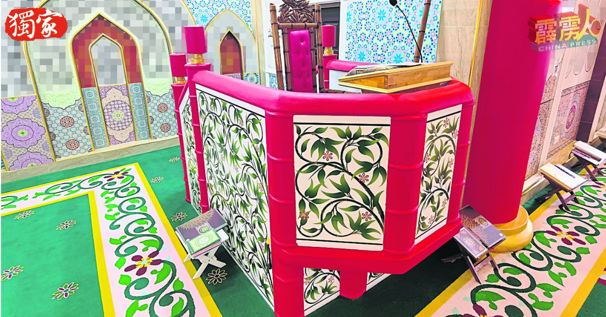 邦咯慈善清真寺内部使用的地毯和讲台，都使用寓意吉祥的花卉图案设计。
