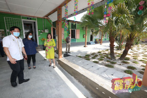 杨祖强（左起）、江丽玲及廖燕燕巡视学校的沟渠提升工程。