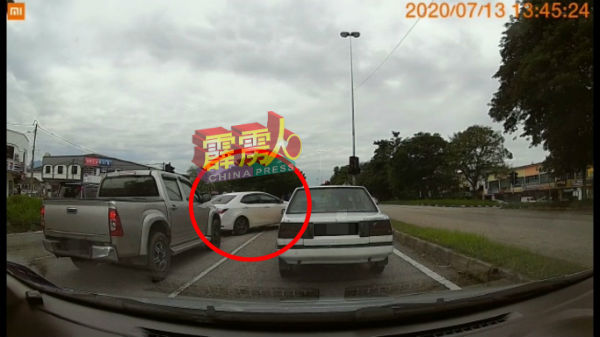 .慌不择路的轿车（圆圈处），为逃避警察追捕，不惜连接撞及停在红绿灯前的轿车。
