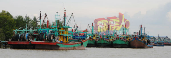 半港有逾600艘渔船，提供国内30%海产供应，是国内最大渔港。