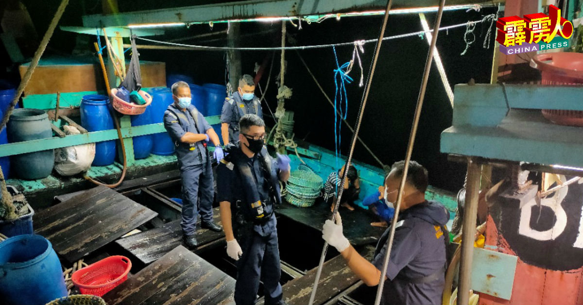 海警扣押14名非法外劳及5艘违规的本地渔船。