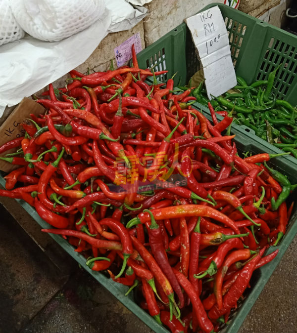 由于国内今季辣椒减产，在求多过于供定律下，辣椒价水涨船高。