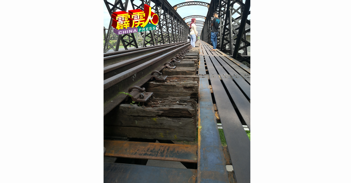 维多利亚百年火车桥底部已增设安全铁板，游客到来拍摄与打卡更安全！