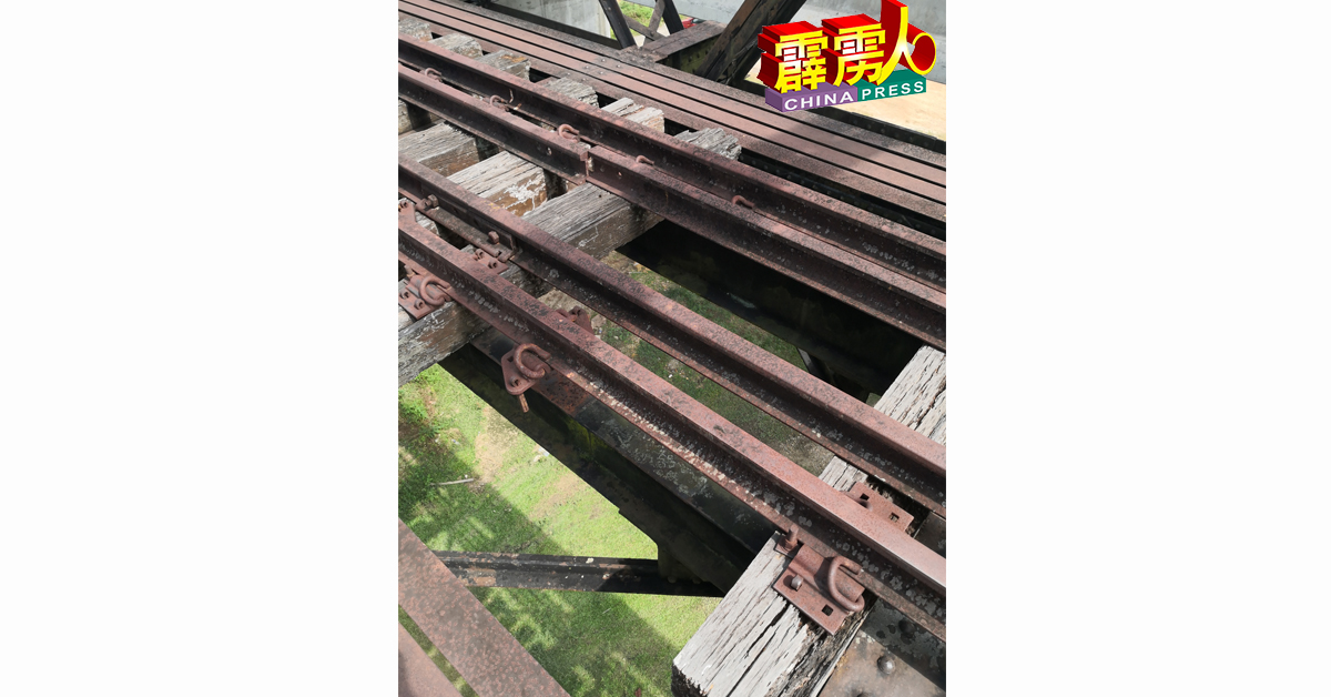 在火车桥的中端及后端，并没加上安全铁板，轨道与枕木之间仍存有缝隙。