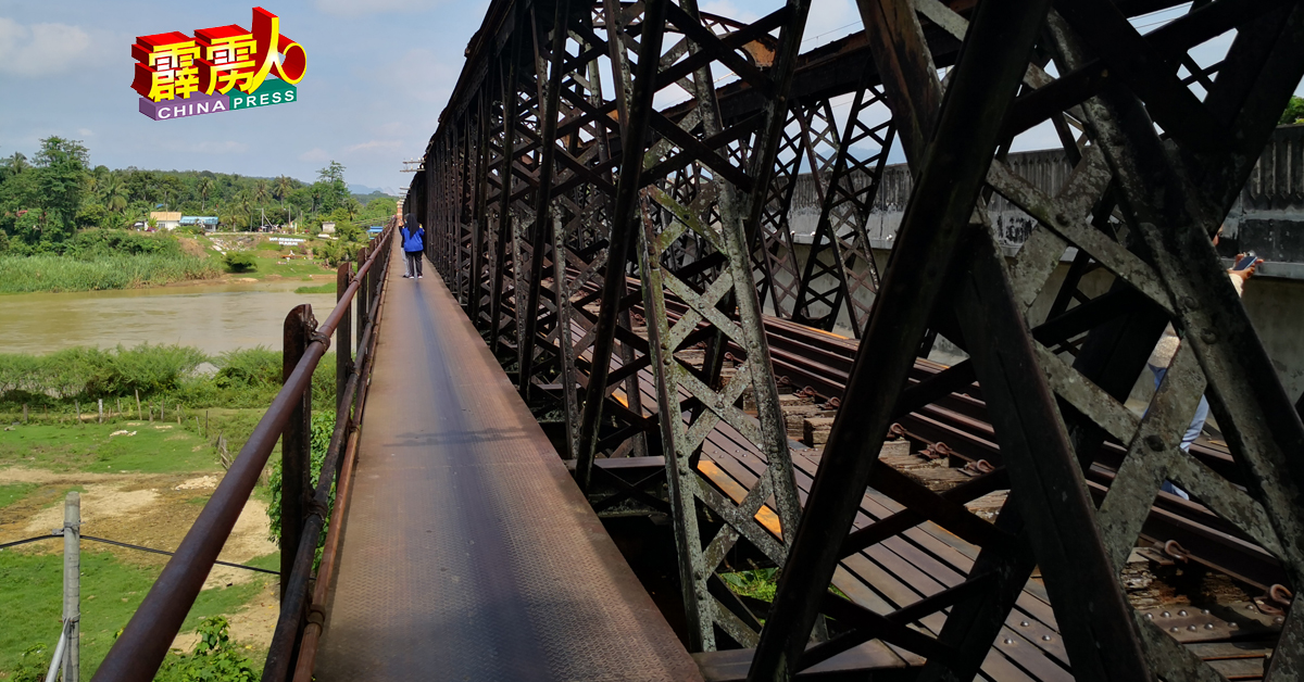 为了游客安全着想，当局已决定将维多利亚火车桥旁边的“羊肠小径“改为游客步行道，禁止摩哆川行。