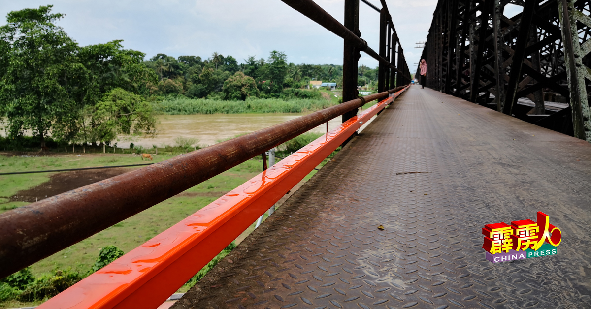 火车桥旁边的小道围栏，目前已增设了橙色铁管，这是供晚上张灯结綵用途。