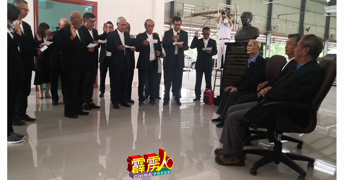尤青山（右起）、陈友平及王禄初为崇华独中新一届董事宣誓就职监誓。
