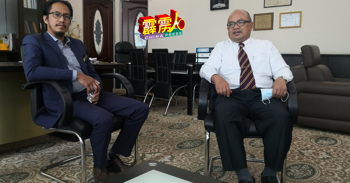 江沙市议会主席祖卡奈（右）与秘书莫哈未英然（左）在记者会上作出宣布