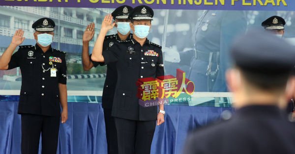 吴文恭（前）率领全体警察宣誓效忠仪式。