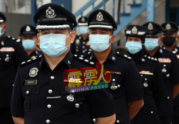 警察戴口罩出席霹雳州警察月度集会。