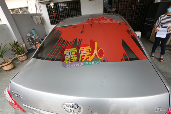 轿车后面玻璃遍布红漆。