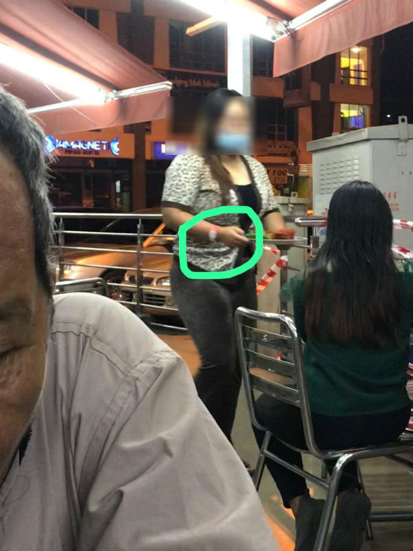 社交媒体于8月5日流传有一名戴着隔离手环，疑是受监督人士的女子夜间在怡保一家餐厅用餐的贴文，引起网友热议。（备案照）