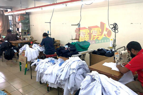 制衣厂在遵守标准作业指南的情况下，恢复生产线的运作。