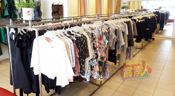 今年服装行业错失了开斋节这一购物旺季，早前的成衣库存来不及售出，业者指短时间内应不再进货。