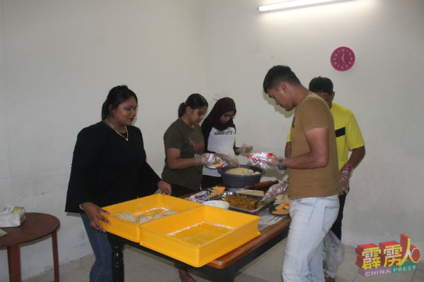 阿芝啦与团队们坚持每日以家庭式手工製作的制作咖喱角。