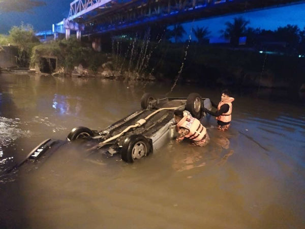 轿车失控坠落河里，消拯员到场救援。