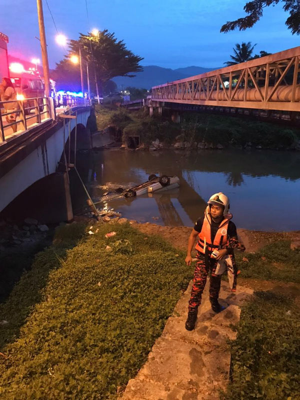 轿车失控坠落河里，消拯员到场救援。