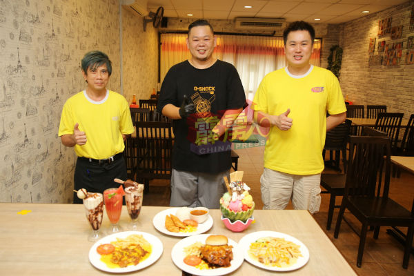胡金贵（中）与员工袁少坤（左起）及大厨古正权，介绍多款新推出的美食及饮料。