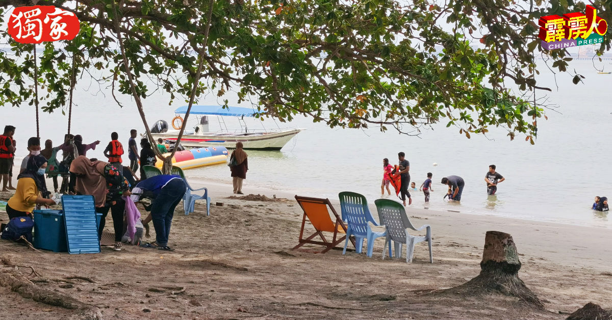 直落峇迪海滩开放供民众自由出入，暂未限制入数和逗留时间。