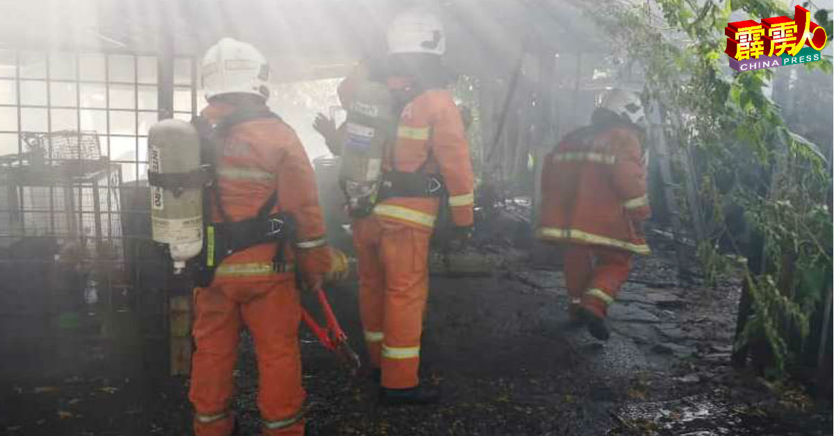 消拯队抵达失火的修车厂仓库后，迅速扑灭大火。