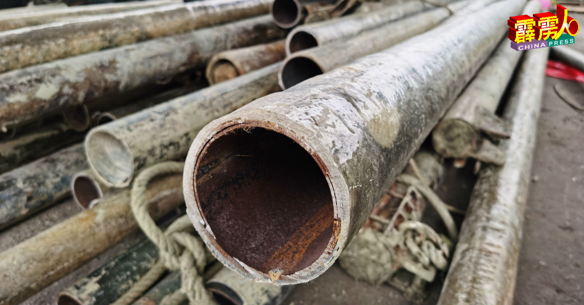 “改革”版推网非法捕鱼器，是以不鏽铁管取代易折断的竹，再加上纤维保护层“强化”该非法捕鱼器。